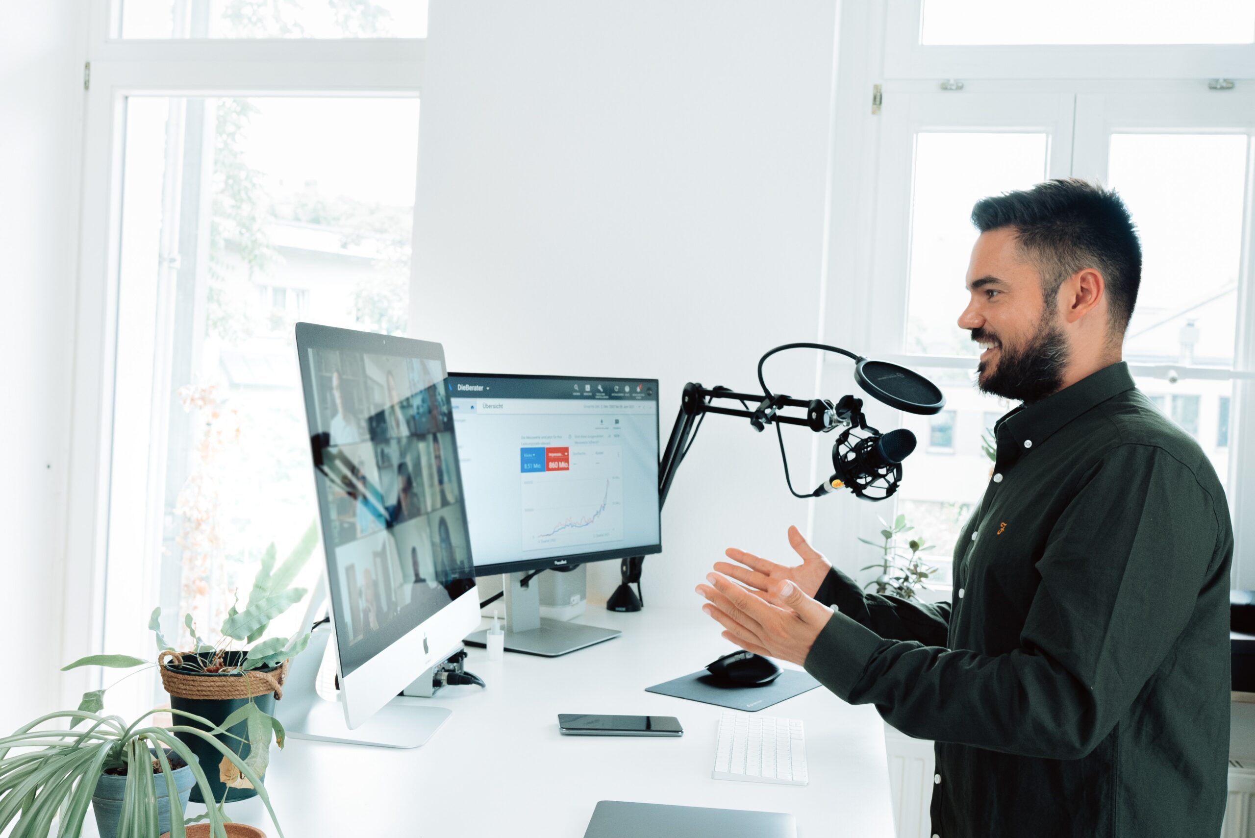 Man in a video call with two screens explaining some search engine advertising or search engine optimization techniques in a livestream or a webinar like environment.